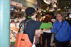 pike place fish - seattle girls trip